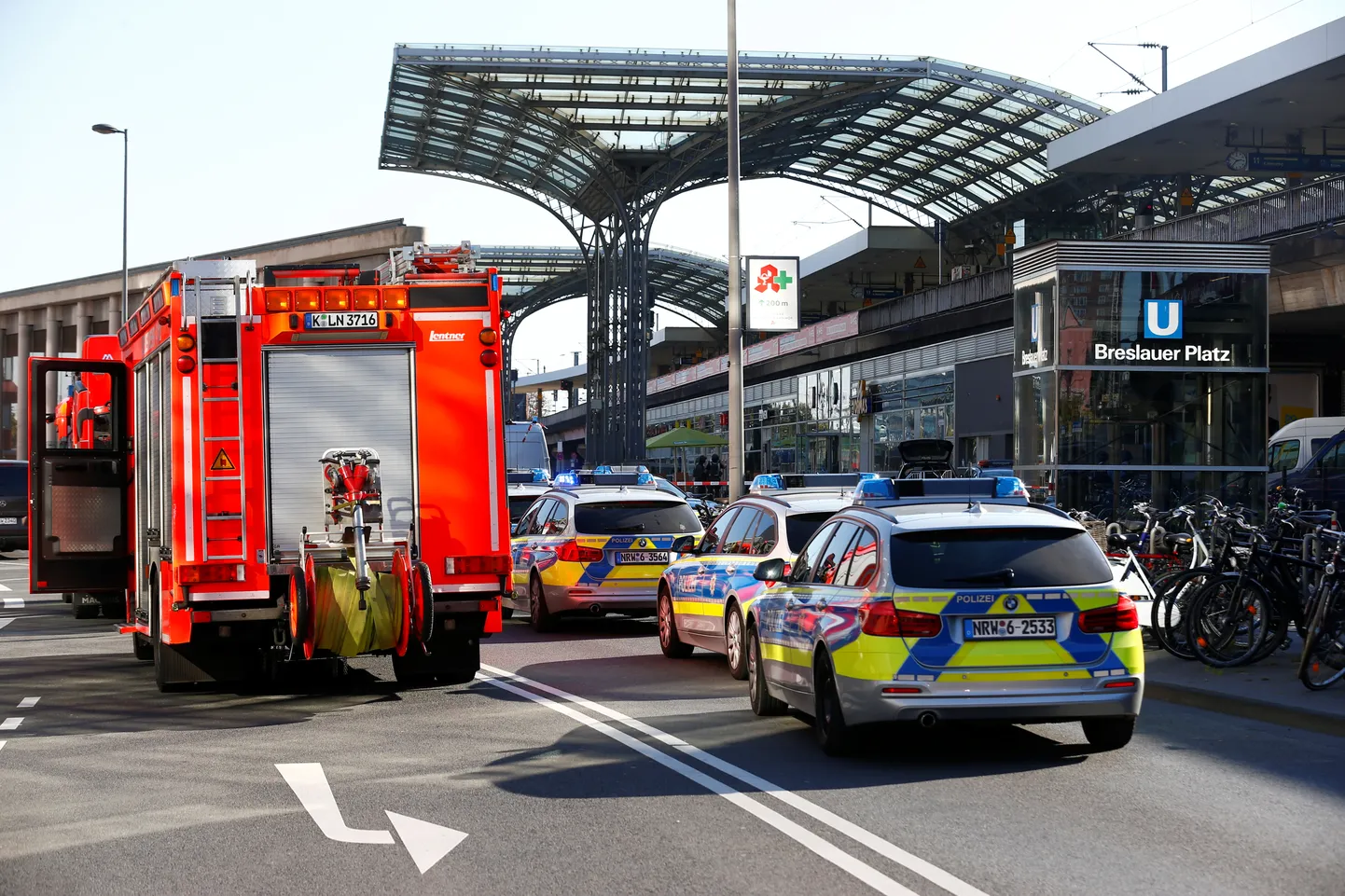 Politseisõidukid Kölni raudteejaama ees.