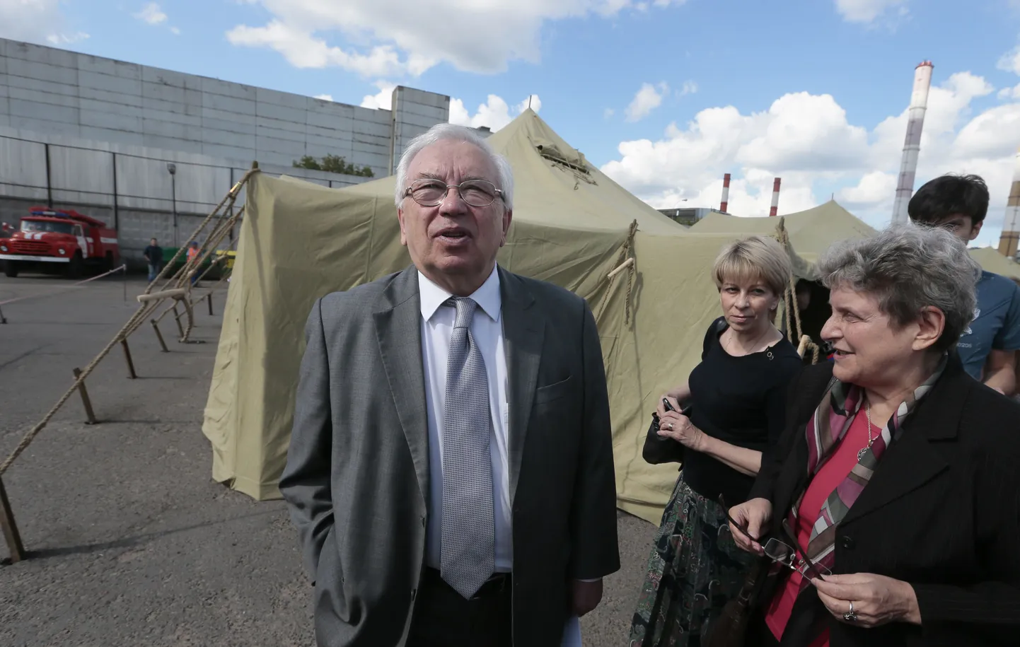 Vene inimõigusvolinik Vladimir Lukin tutvumas illegaalidele püstitatud telklinnakuga endisel Tšerkizovski turul.