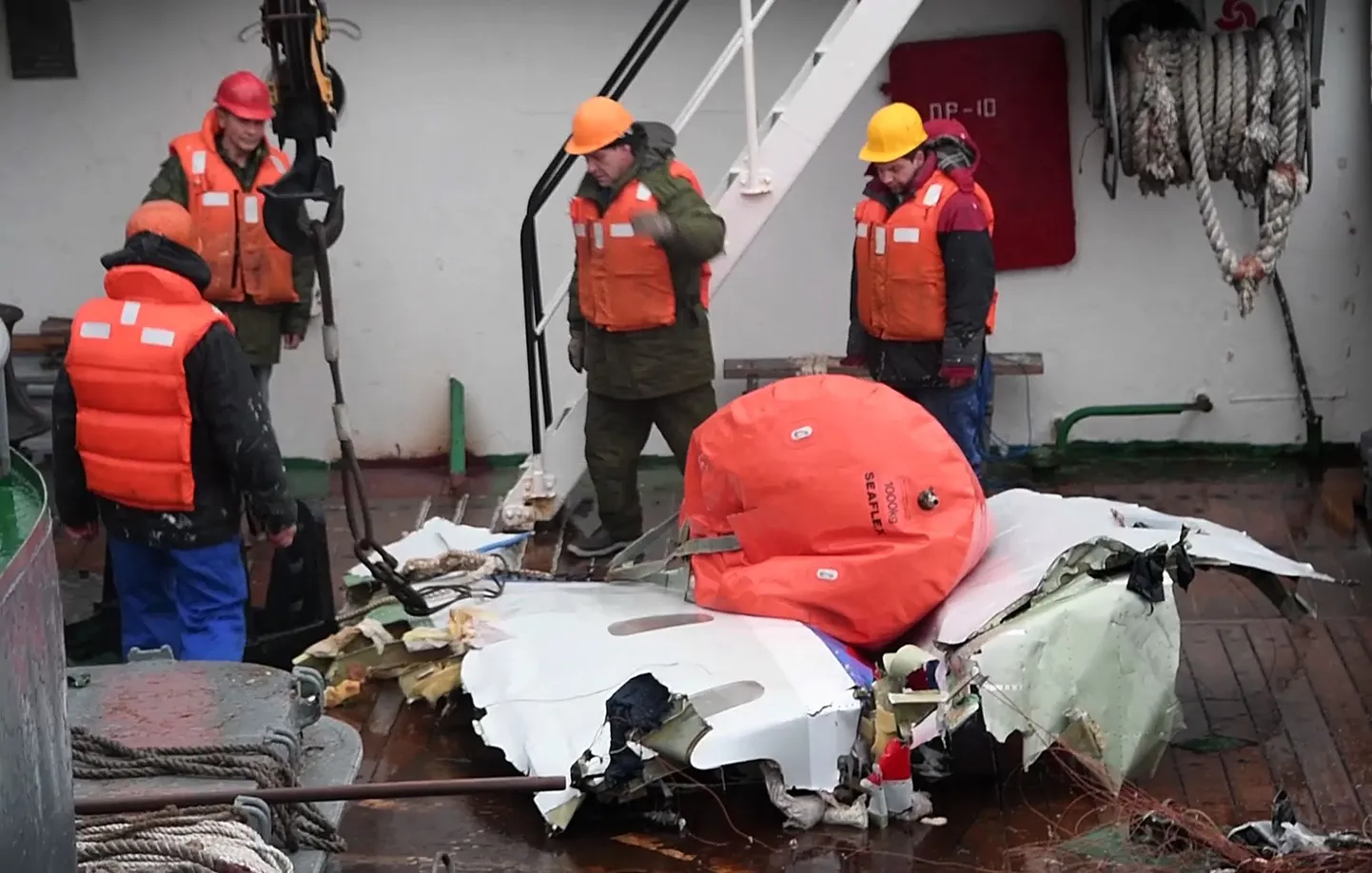Musta merre kukkunud lennuki Tu-154 vrakk.
