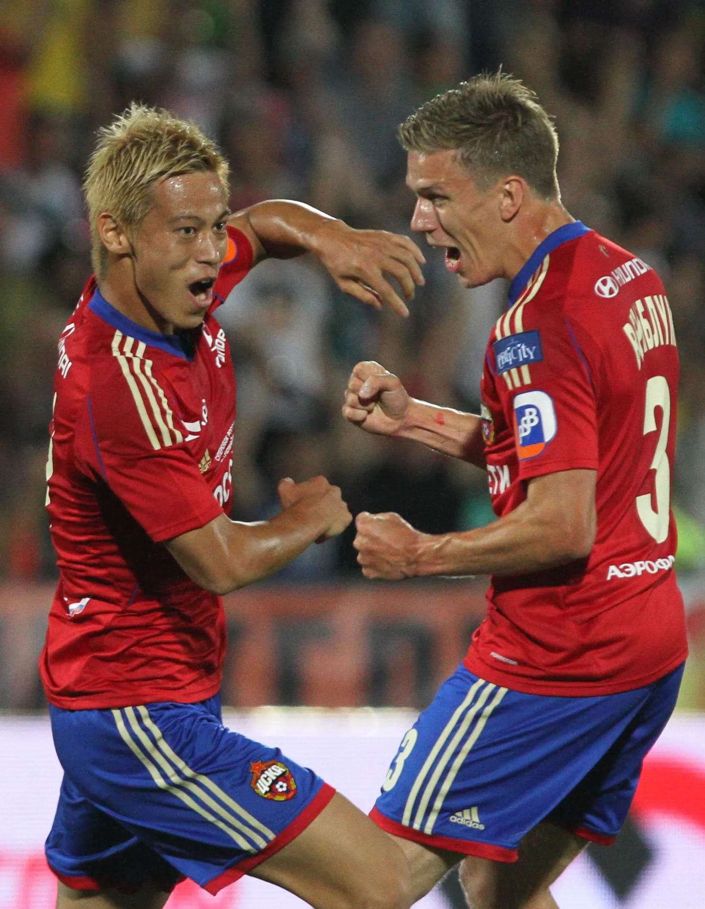 Keisuke Honda (vasakul) koos Pontus Wernbloomiga väravat tähistamas.