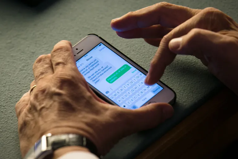 Sõnumivahetus (II koht). Riigikogu rõdul istuv Siim Kallas vastamas presidendivalimiste teise vooru ajal peaminister Taavi Rõivase sms-ile. Riigikogu ei suutnud presidenti valida, seejärel läksid valimised valimiskokku, kus presidenti samuti ära ei valitud. Nii lõppes ka Kallase teekond presidendiametisse. 30. august.