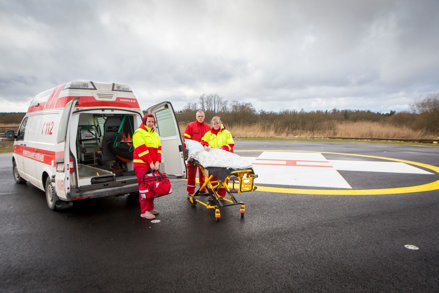 TÖÖKS VALMIS: Uue platsiga paranesid ka kiirabi töötingimused. Fotol Gertrud Kirs, Jaan Oolu ja Angela Siinor.
