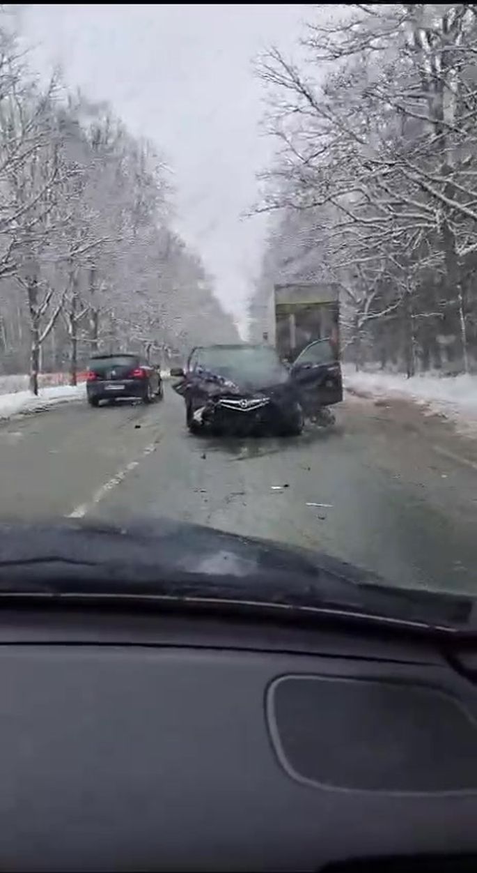 ВИДЕО ⟩ Серьезная авария под Озолниеки. Пострадали четыре человека