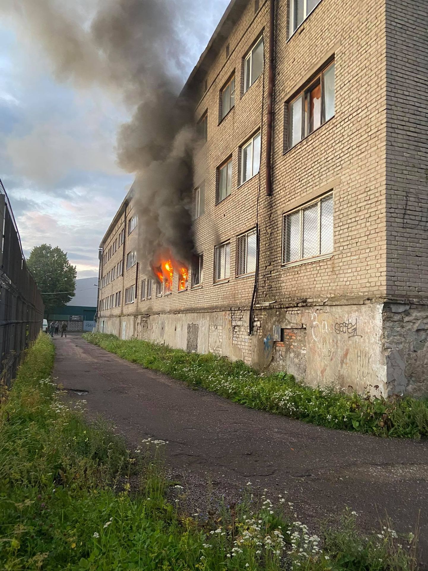 Narvas Puškini tn 33 asuv, lammutamisele kuuluv tühi vana õppehoone, mille asemele kerkib peagi riigigümnaasium. Praegu on siin sageli tulekahjud: neist viimane puhkes alles 27. augusti õhtul.