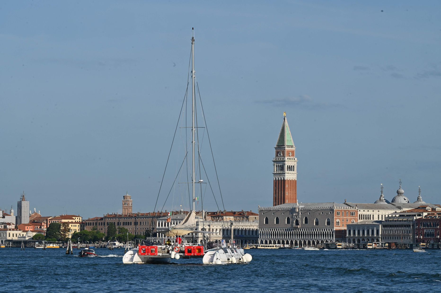 Katamaraan Veneetsia reidil. Foto on tehtud 31. juulil, 2023.