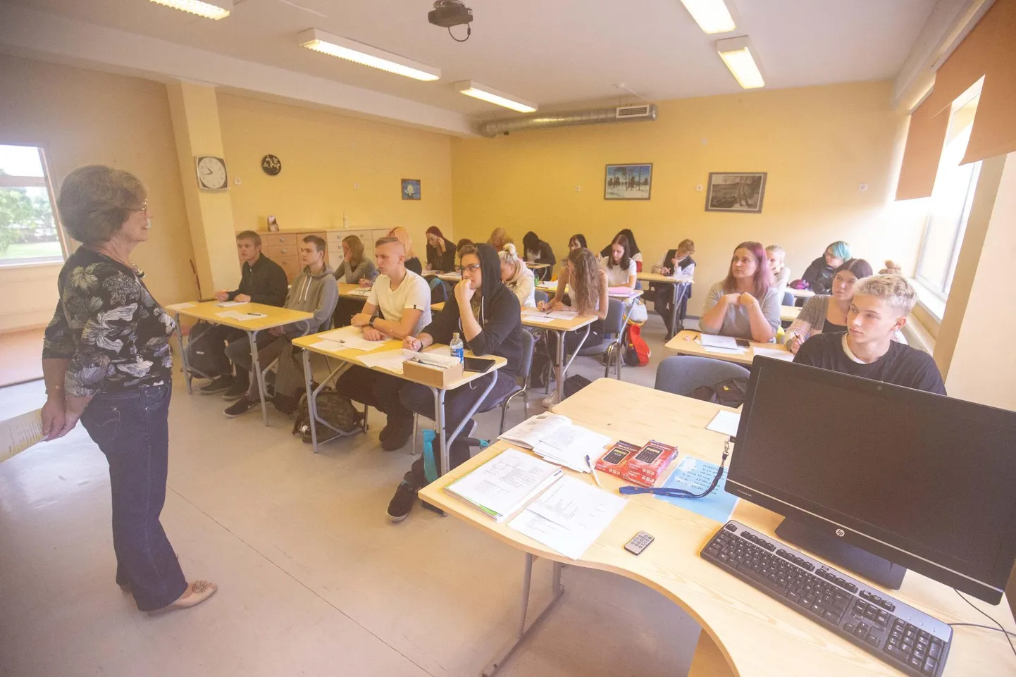 Kolmapäeval kuulasid värsked kümnendikud tähelepanelikult õpetaja Mari Üürikese füüsikatundi.
