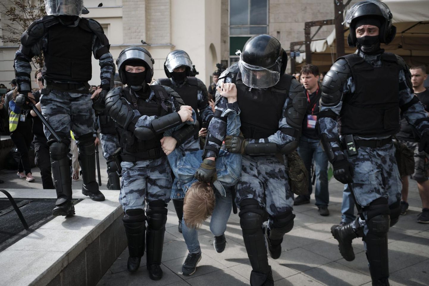 Vene võimud on võtnud meeleavalduste mahasurumiseks tarvitusele üha karmimaid meetmeid. 3. augustil kasutati Moskvas paljude meeleavaldajate vastu jõudu.
