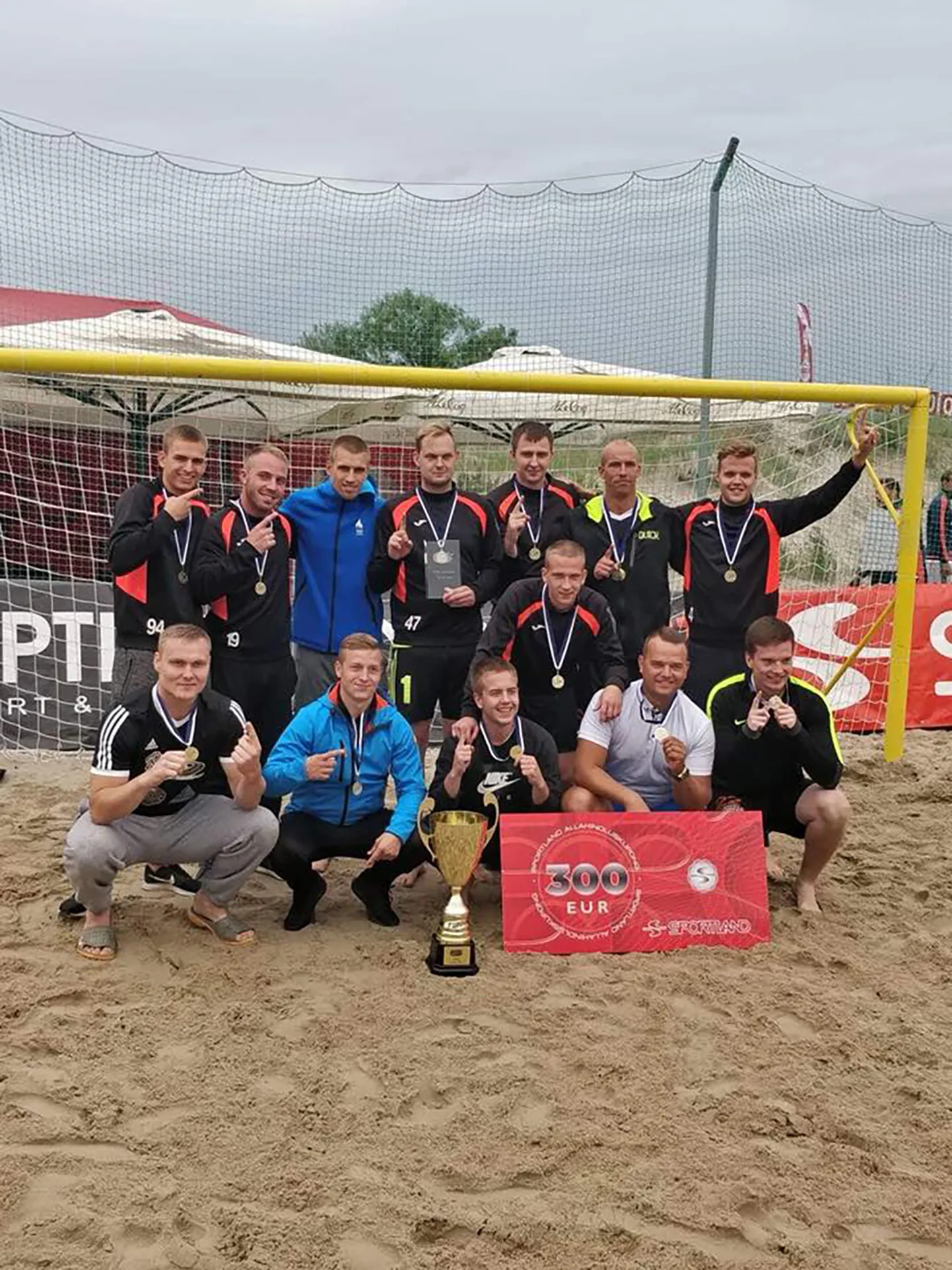 Võidukas rannajalgpalli meeskond BSC Türi näitas, et ka kehvast seisust võib liiga võitjaks tõusta.