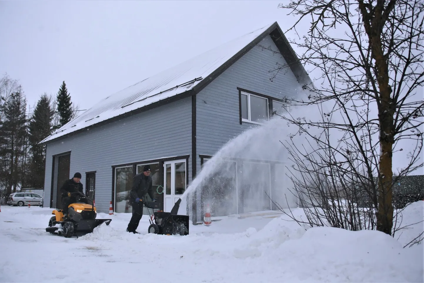 Need, kes jäid sel aastal lumepuhurist ilma, saavad lund lükata murutraktoriga.