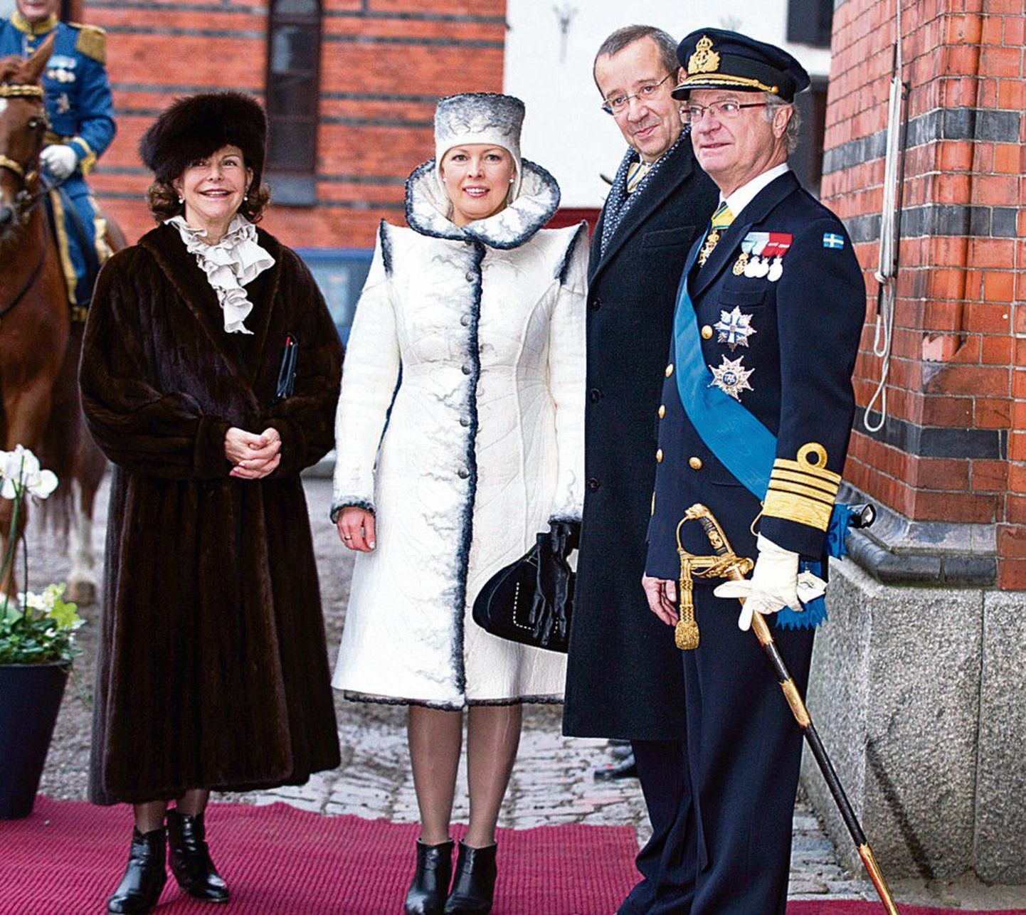 Poleemiline kostüüm: (vasakult) naaritsakasukas Rootsi kuninganna Silvia, Eesti vilti propageeriv Evelin Ilves Eve Tiidolepa komplektis, president Toomas Hendrik Ilves ja kuningas Carl XVI Gustaf.