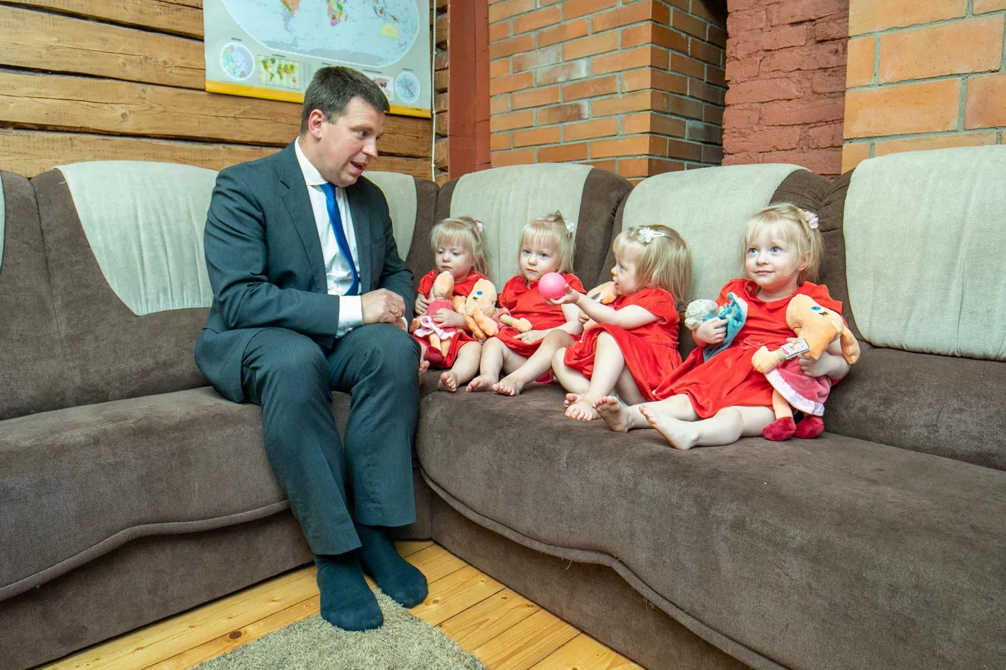 Kui peaminister paluti sünnipäevalastega ühele pildile, märkis Jüri Ratas, et ei olegi nii auväärsel pildil varem olnud. “Te olete nagu mannekeenid!” kiitis ta Eesti ainsaid nelikuid Looret (vasakult), Leenet, Laglet ja Luiset.