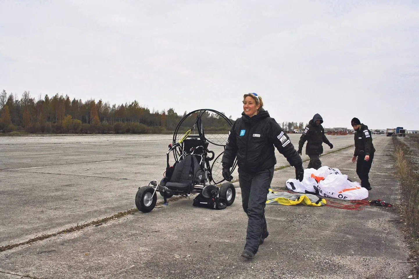Inglanna Sacha Dench lendas motoriseeritud tiibvarjul Venemaalt koos väikeluikedega lindude talvitumiskohta Inglismaale. Vahepeatuse tegi ta ka Tartus Raadil endisel sõjaväelennuväljal.
