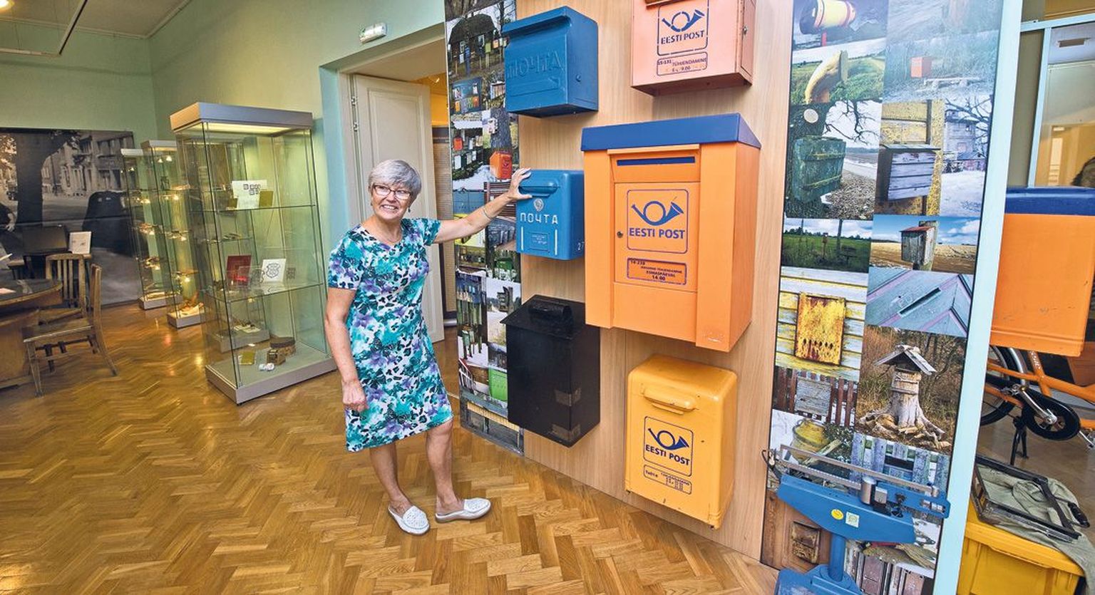 Eesti Rahva Muuseumi postimuuseumi projektijuht Eve Aab näitab läbi aegade Eestis kasutuses olnud kirjakaste.