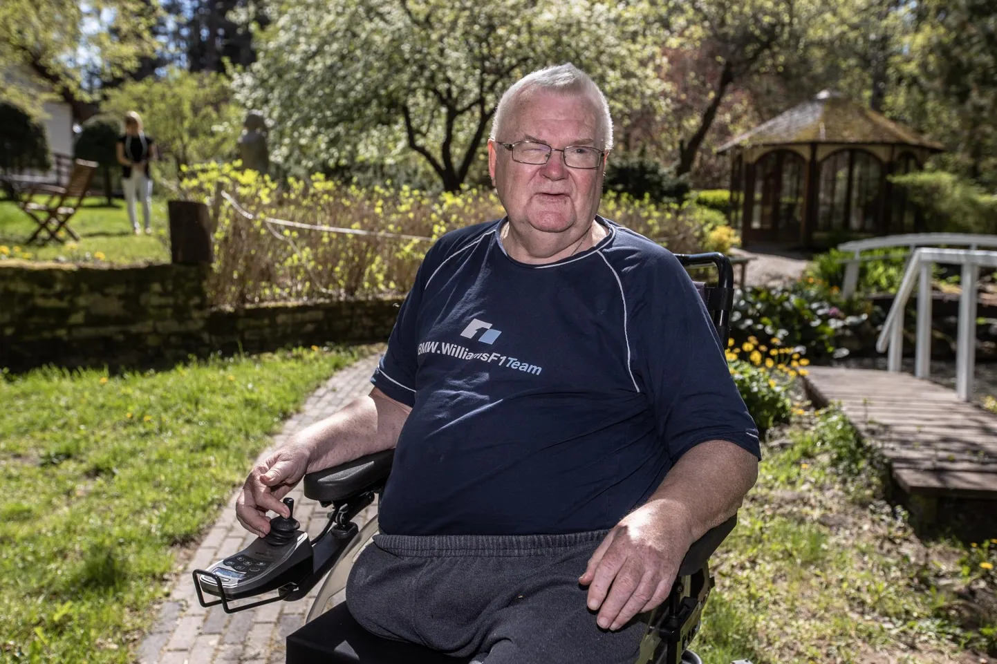 Edgar Savisaar kodutalu aias, Hundisilma talus Lääne-Virumaal.