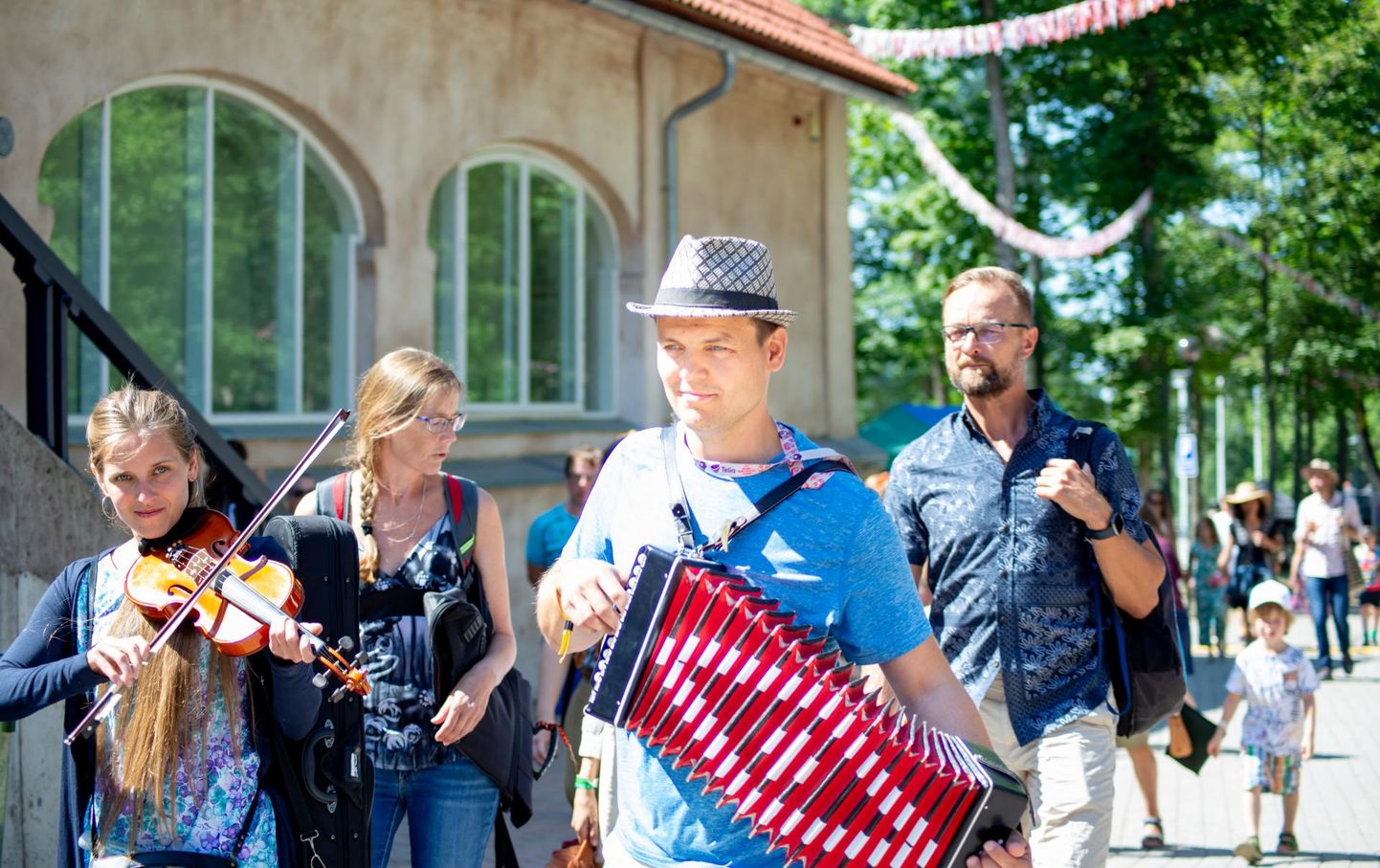 Kuigi selle aasta Viljandi pärimusmuusika festival oli väiksem, sai kuulata rohkelt elavat muusikat tantsumajas, tänaval ja aida terrassil.