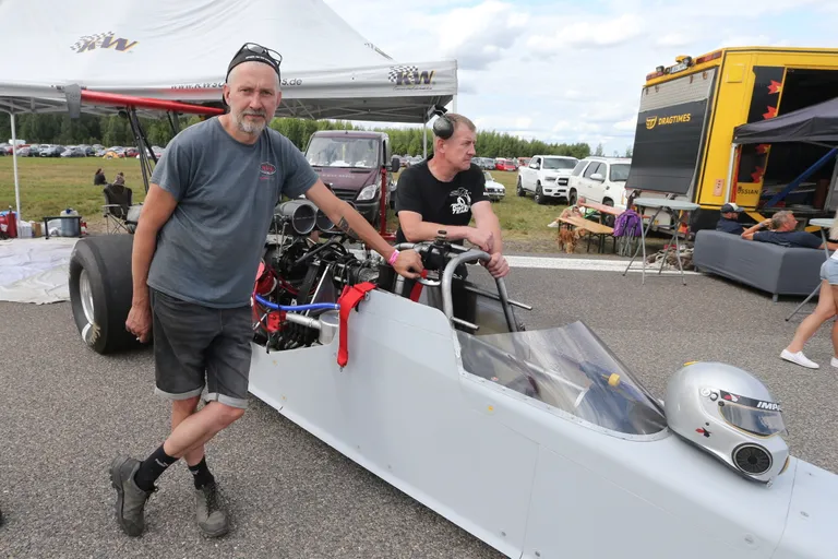 Ülenurme lennuvälja kaks rekordit murdis 15 aasta järel Speedestile Leedust osalema tulnud võidusõiduauto Top Methanol Dragster.