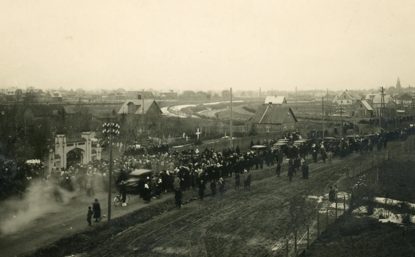 Tartu Pauluse koguduse kalmistu 1931. aastal. Matuse protsessioon, keskel Vabadussõjas langenute mälestusrist.