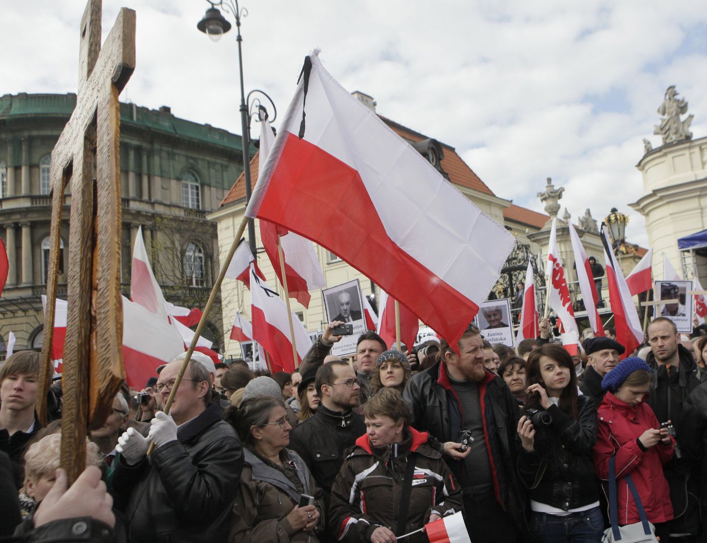 Poolakad presidendilossi ees Varssavis.