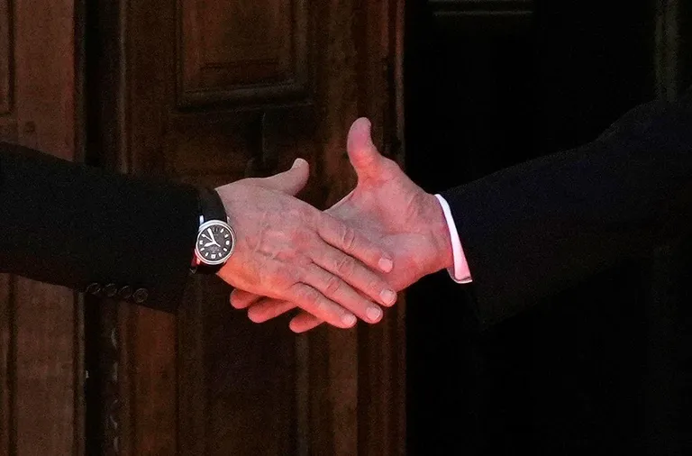 Venemaa president Vladimir Putin (vasakul) surub kätt Ameerika Ühendriikide presidendi Joe Bideniga.