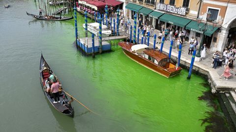 Veneetsia politsei uurib Suure kanali vee värvumist ereroheliseks