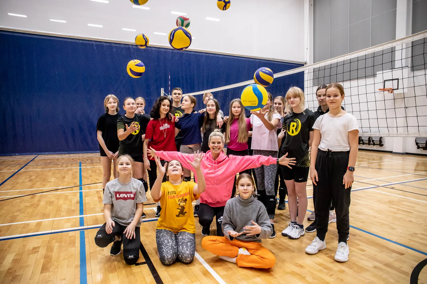 Noorte võrkpallitrenn Järveküla spordihoones.