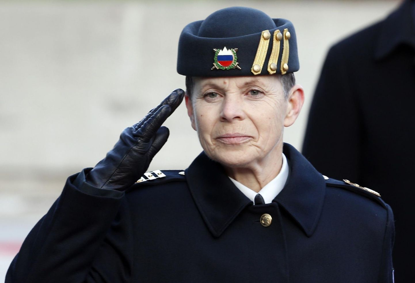 55-aastane kindralmajor Alenka Ermenc sai Sloveenia kaitseväe ülemaks novembri lõpus. Ta on esimene naine, kes juhib ühe NATO liikmesriigi relvajõudusid. FOTO: Darko Bandic/Ap/Scanpix