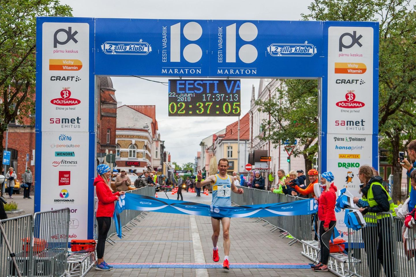 Võidupüha maratoni võitja Jonathan Rosenbrier tegi konkurentidega väikeses pundis tõhusat koostööd, kuid pidi viimased 12 kilomeetrit üksi jooksma.