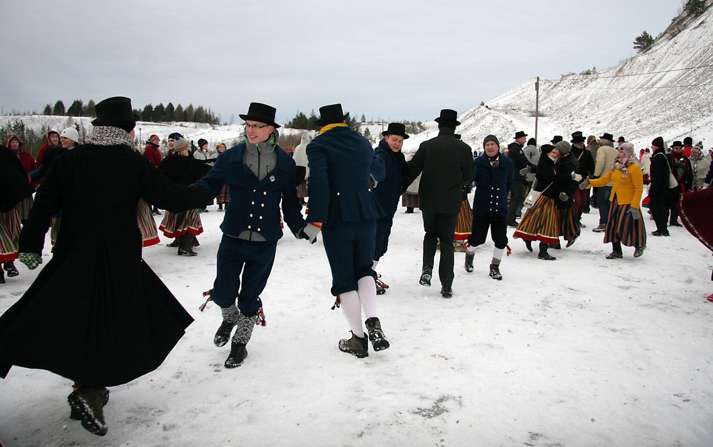 Tuhamägede tantsupeo traditsioon kestis kolmteist aastat ja tõi Kohtla-Nõmmele sadu tantsijaid.