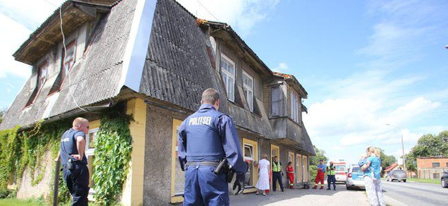 Полиция, скорая помощь у бывшего магазина Lina в Вильянди.