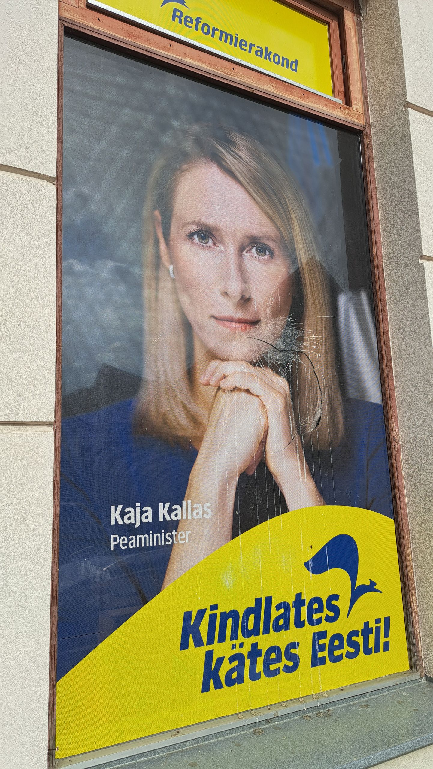 Reformierakonna Tartu kontori aken lõhuti tõenäoliselt kiviga, millele järgnes muna, sest peaminister Kaja Kallase portreele tekkinud auku ümbritseb kollakasvalge löga.