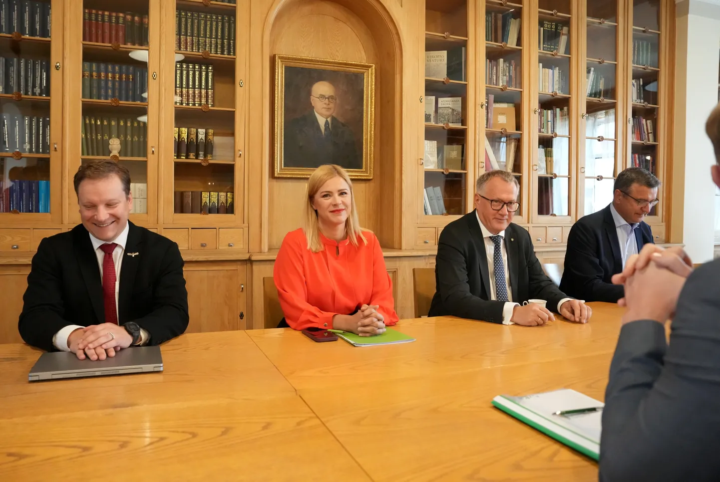 Partiju apvienības "Jaunā vienotība" pārstāvji - Ministru prezidenta parlamentārais sekretārs Jānis Patmalnieks (no kreisās), Valsts prezidenta Ministru prezidenta amatam nominētā Evika Siliņa, finanšu ministrs Arvils Ašeradens un Saeimas deputāts Jānis Reirs tikšanās laikā ar Zaļo un zemnieku savienība pārstāvjiem Ministru kabinetā.