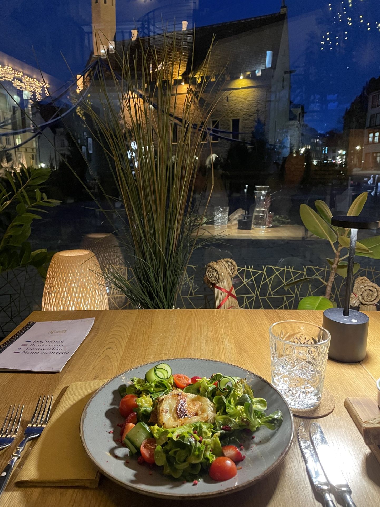 Ужин в ресторане в Таллинне.