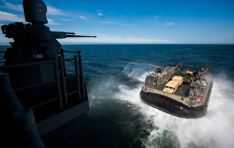 USS Kearsarge'i käivad kaasas ka saatepaadid.