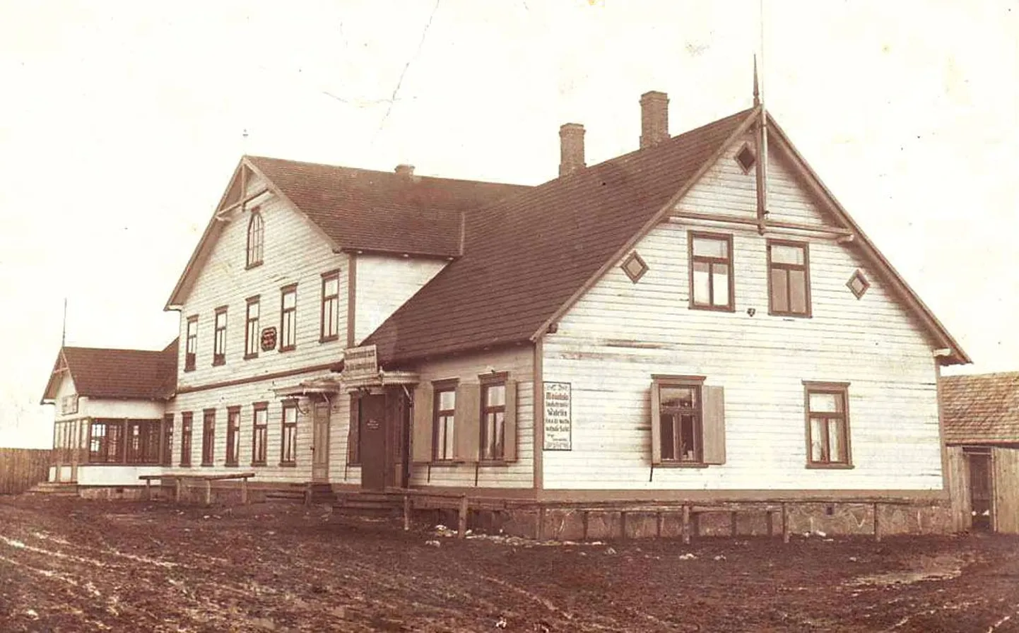 Enge põllumeeste seltsi majas (1908–1941) asutati 20. juunil 1910 Jakobi-Enge Laenu-Hoiu Ühisus.