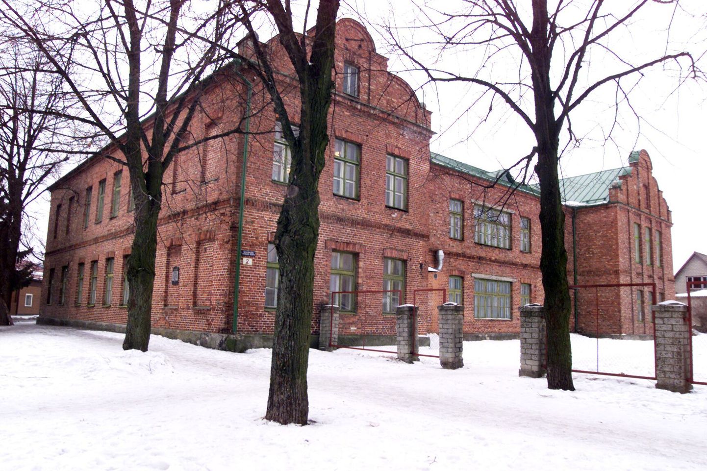 Pärnu täiskasvanute gümnaasium asub Pärnus Noorteväljak 2 majas.
