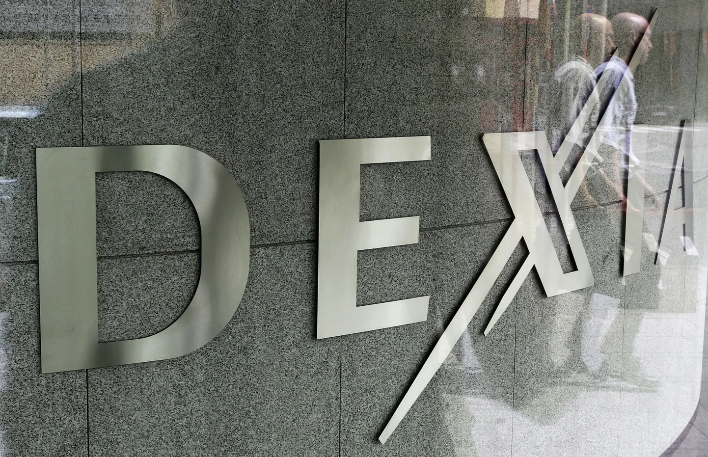 Mees leidis vana maja seifist 300 000 eurot. Fotol Dexia panga logo