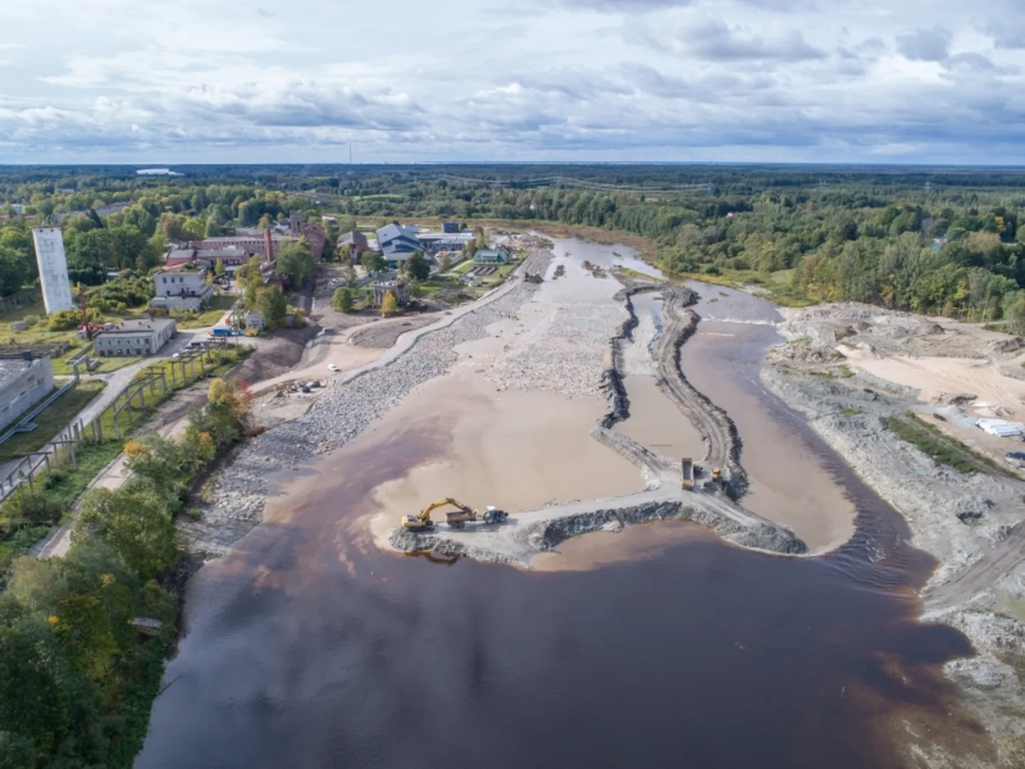 Raadamistööde järgne vaade paisule Sindis.