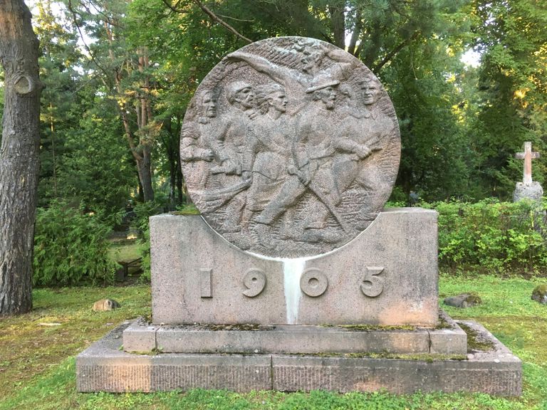Juhan Raudsepa skulptuur 1905. aasta tulistamisohvrite matmispaigas Rahumäe kalmistul.
