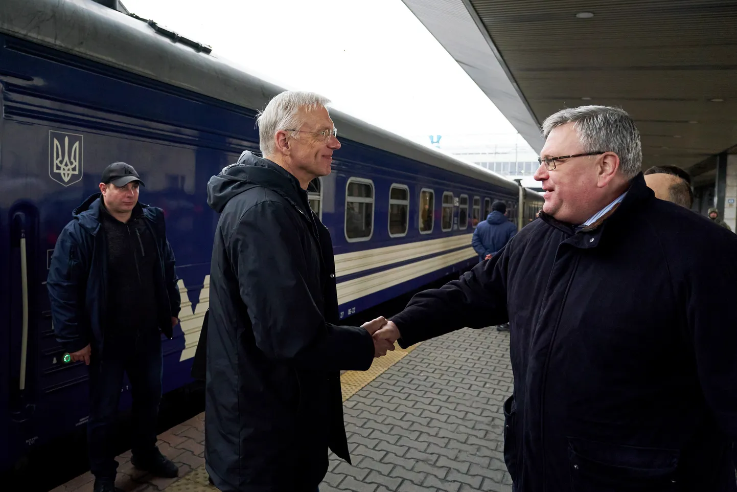 Ministru prezidentu Krišjāni Kariņu oficiālā vizītē Ukrainā sagaida Latvijas vēstnieks Ukrainā Ilgvars Kļava.