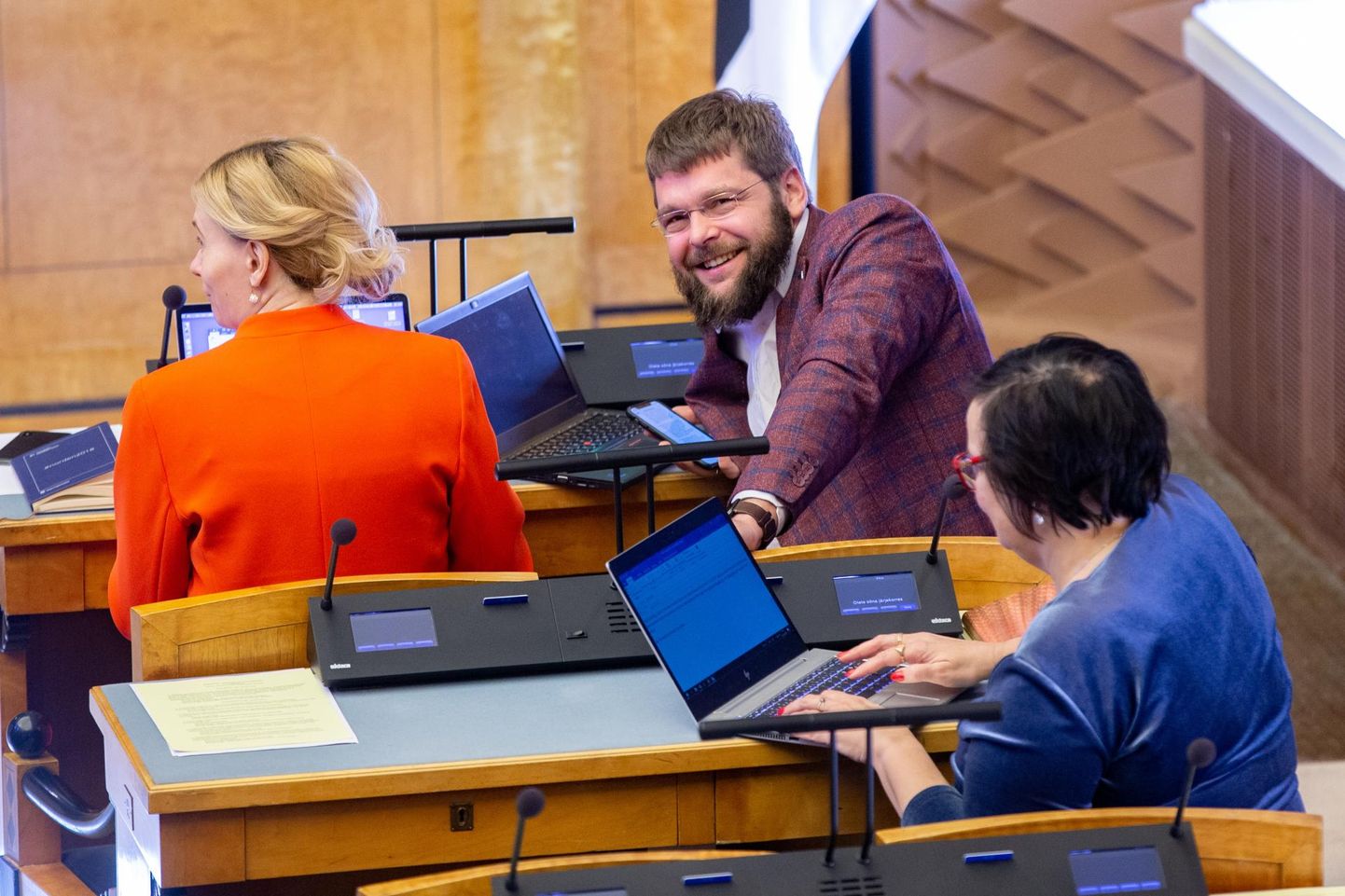 Sotsiaaldemokraatide kolm endist sotsiaalministrit, Helmen Kütt, Riina Sikkut ja Jevgeni Ossinovski (pildil) on esitanud veel teisegi eelnõu apteegireformi seaduse muutmiseks.