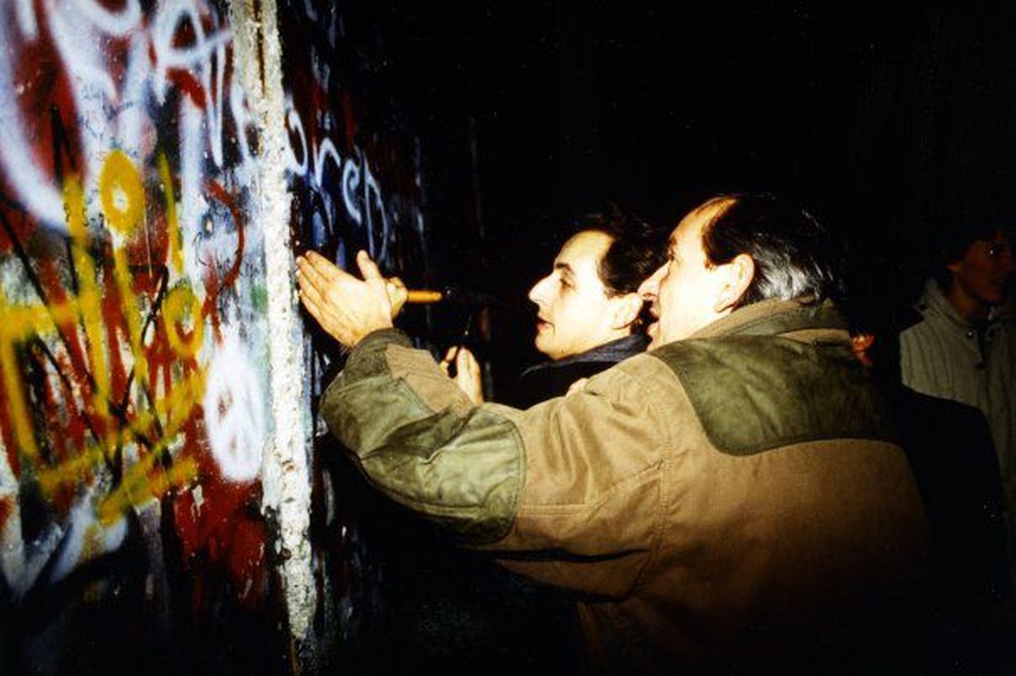 Sarkozy Berliini müüri kallal.