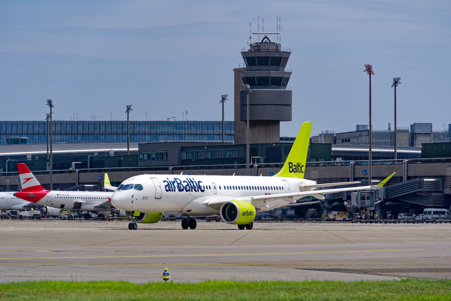 Самолет airBaltic в аэропорту "Рига"
