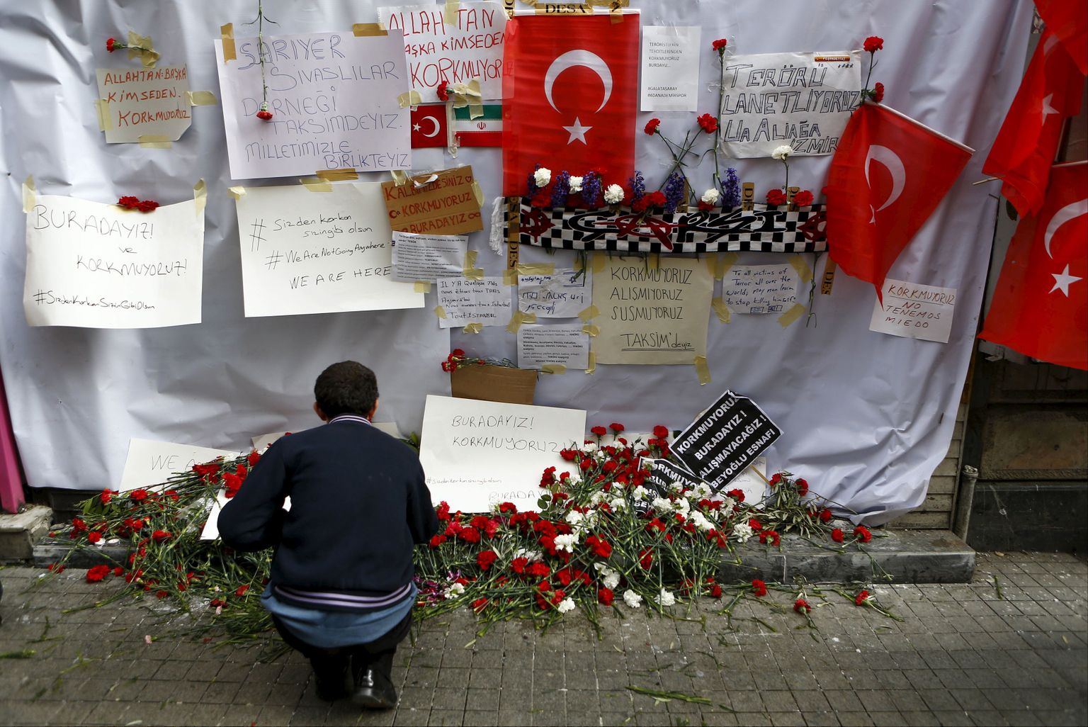 Ohvrite mälestuseks eile İstiklali tänavale toodud lilled ja hüvastijätusõnumid.