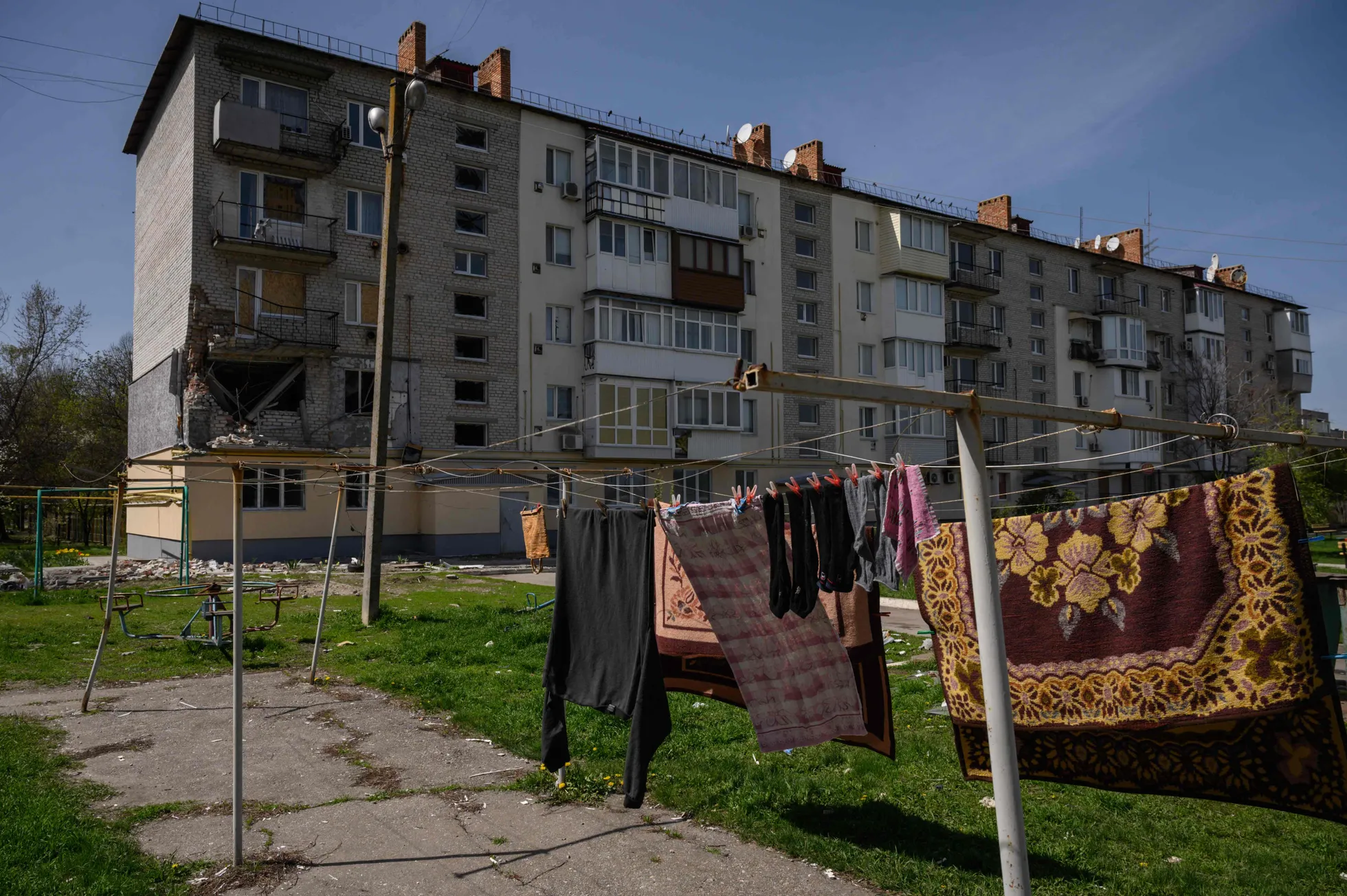 Pesu kuivab eile mürsutabamuse saanud maja ees Huljaipoles Zaporižžjast kagus.