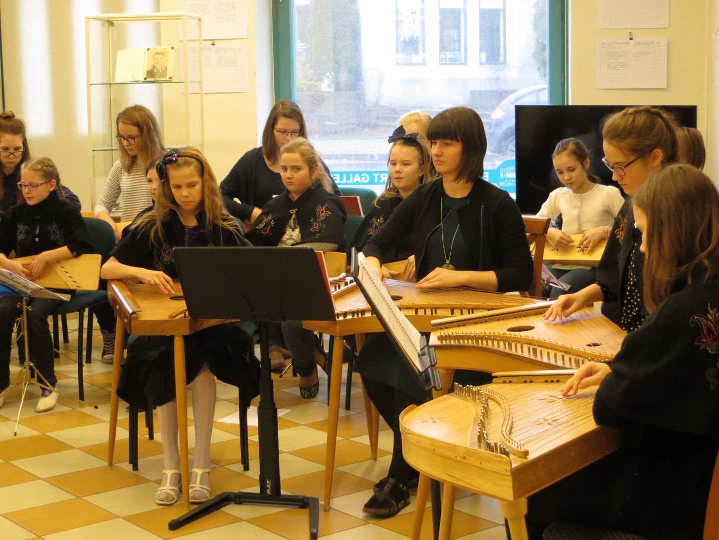 Valga ja Võru muusikakoolide kandleõpilased ja -õpetajad andsid Valga muuseumis kevade alguse puhul kontserdi, kus ettekandele tulid lood rahvamuusikapeao repertuaarist.