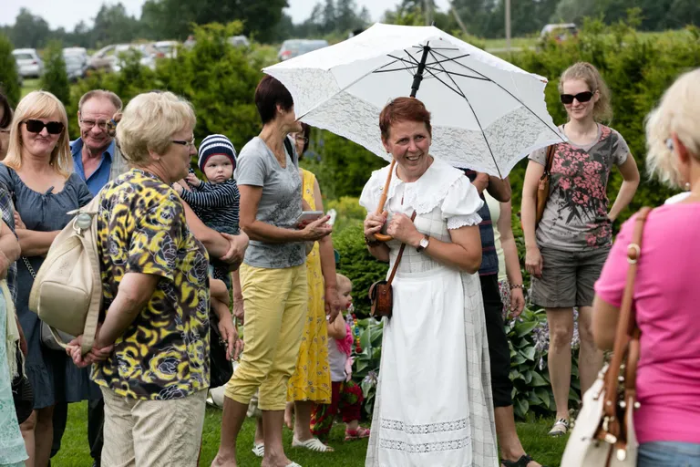 Nõrga talu perenaine Krista Kukk (päikesevarjuga) ütleb, et saab avatud uste päevadel külastajatelt tohutult positiivse emotsiooni, mis innustab edasi tegutsema.