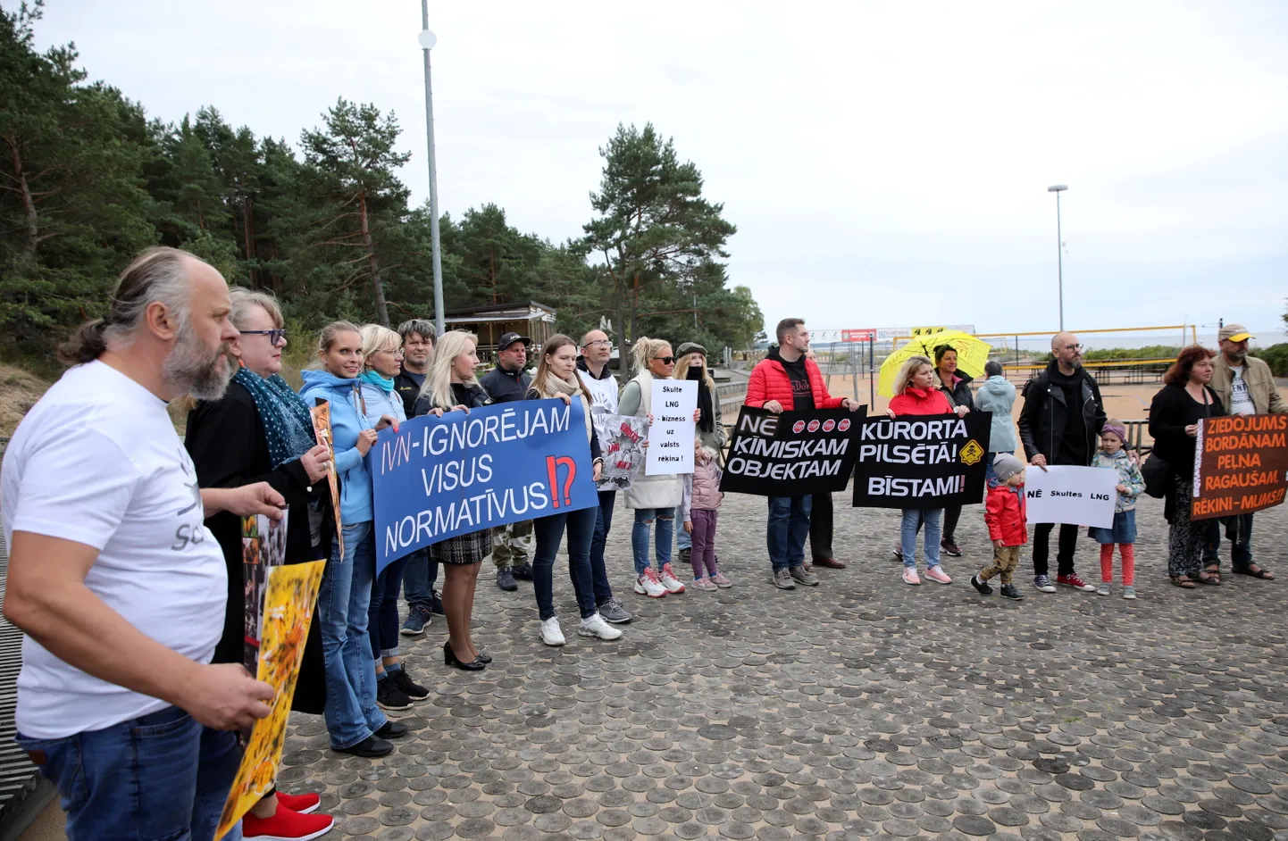 Piekrastes vides aizsardzības biedrības Saulkrastu jūras parkā rīkotā protesta akcija pret Skultes sašķidrinātās dabasgāzes termināli.