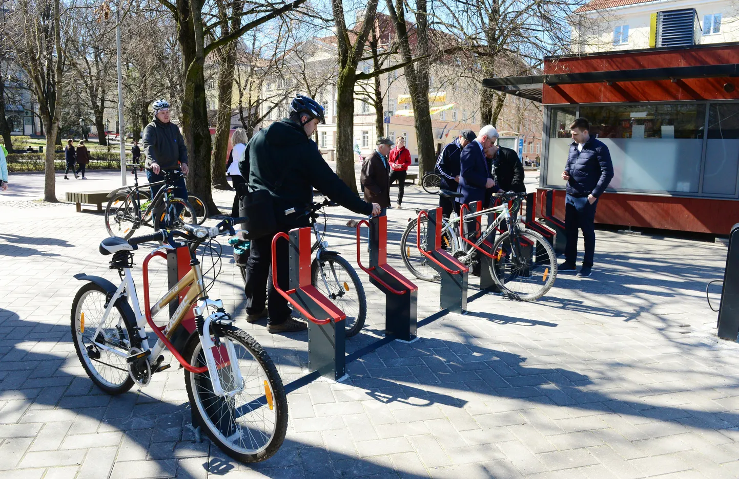 Bikeepi rattaparkla pälvis kohe mitme ratturi huvi, kes kõik tahtsid proovida, kas kaherattalise lukustamine on ikka turvaline. Selgus, et väga suure raamiga ratta kinnitamiseks tuleb pisut nuputada. Lukku jäid rattad proovijate rõõmuks aga kindlalt.