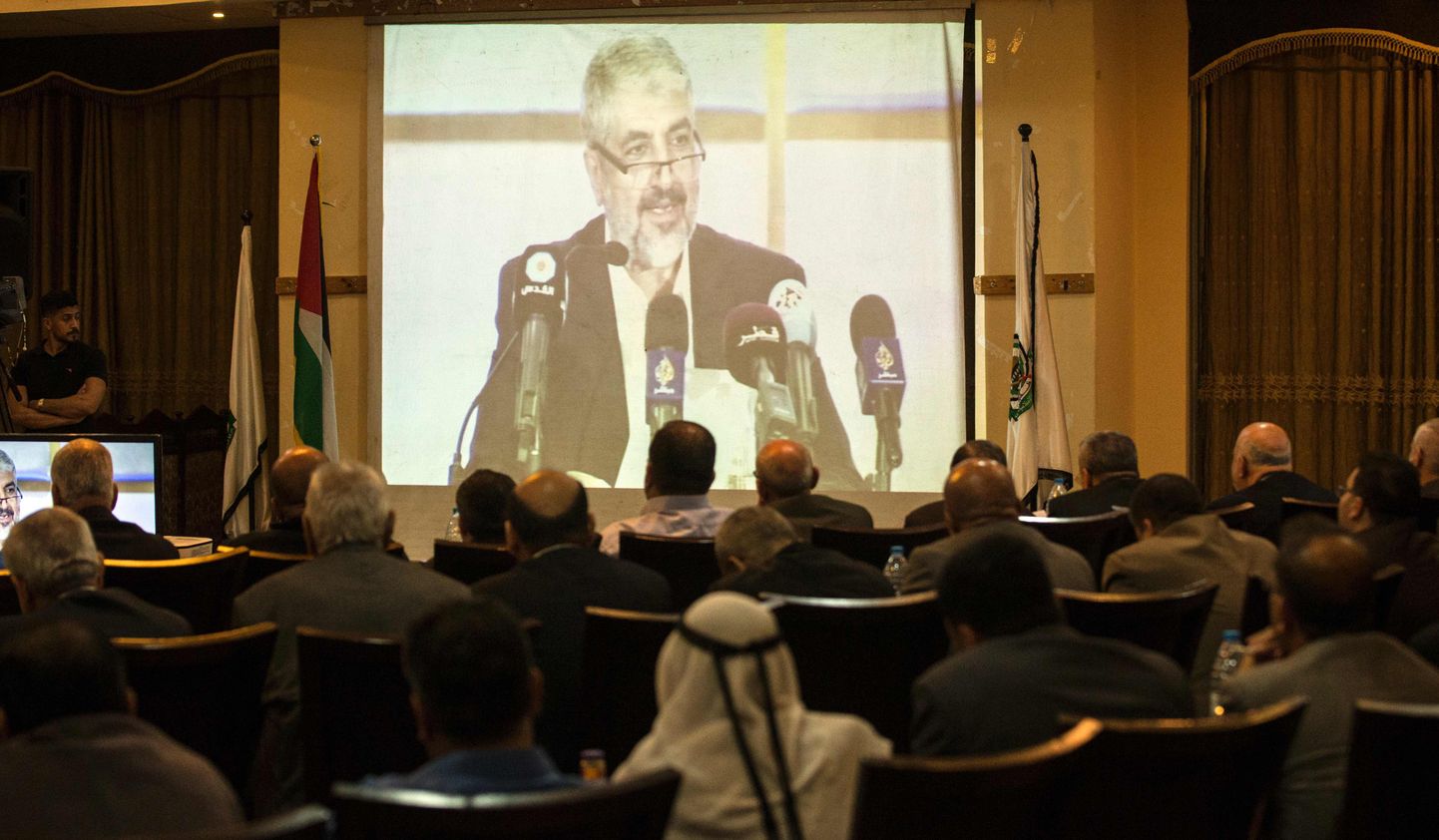 Hamas liikmed kogunesid vaatama paguluses elava Khaled Meshaali kõnet.