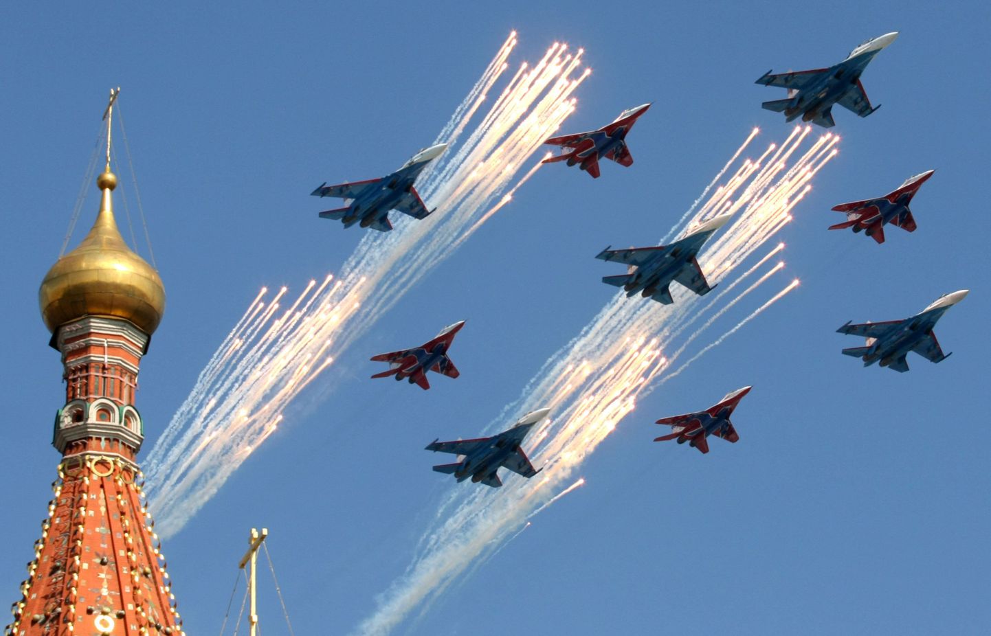 Vene hävitajad Su-27 ja MiG-29 Moskvas võiduparaadi ajal.